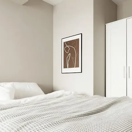 3-room - In The Middle Of Center