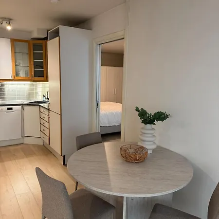 3-room - In The Middle Of Center *
