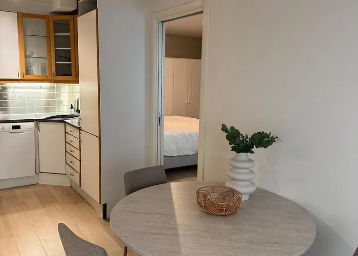 3-room - In The Middle Of Center *